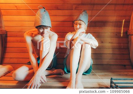 couple in sauna 109985066