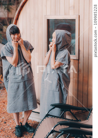 坐在營地戶外椅上的女人和男人 109985228