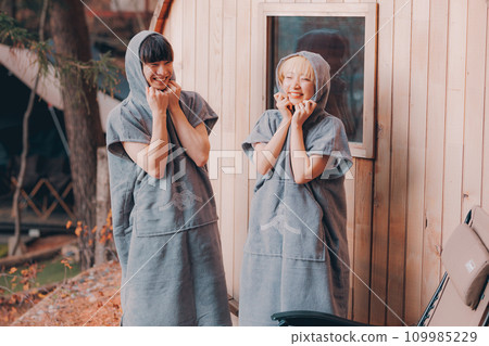 坐在營地戶外椅上的女人和男人 坐在營地戶外椅上的女人和男人 109985229