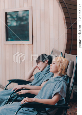 夫婦在桑拿房外放鬆 109985242