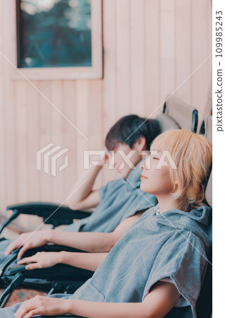 夫婦在桑拿房外放鬆 109985243