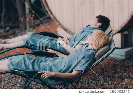 Couple relaxing outside in sauna 109985245