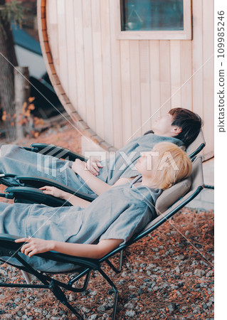 夫婦在桑拿房外放鬆 109985246