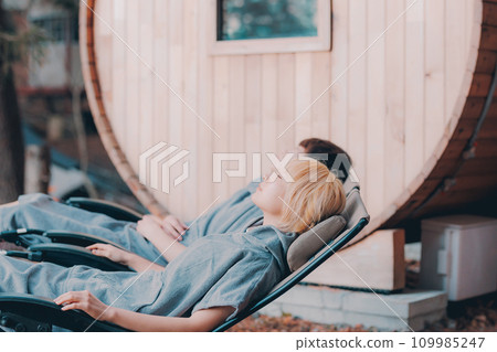 夫婦在桑拿房外放鬆 109985247