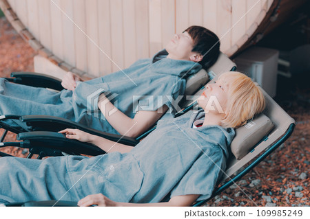 夫婦在桑拿房外放鬆 109985249