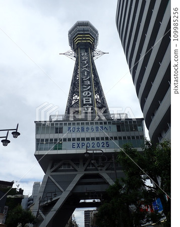 Tsutenkaku is an observation tower located in the center of Naniwa Ward, Osaka City, Osaka Prefecture, as a symbol of the new world. Tsutenkaku is an observation tower located in the center of Naniwa Ward, Osaka City, Osaka Prefecture, as a symbol of the new world. 109985256