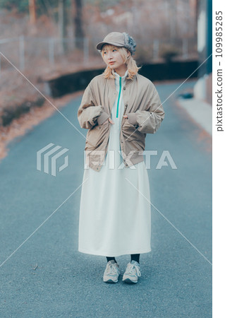 走在冬天街道上的女人 走在冬天街道上的女人 109985285