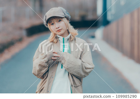 走在冬天街道上的女人 109985290