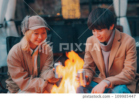 一對夫婦在露營地的營火旁舉杯 109985447