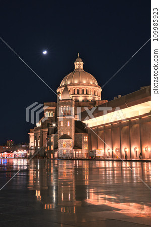 夜晚燈火通明的教堂和月亮 夜晚燈火通明的教堂和月亮 109985923