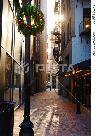 街上的聖誕裝飾品和日出 109986158