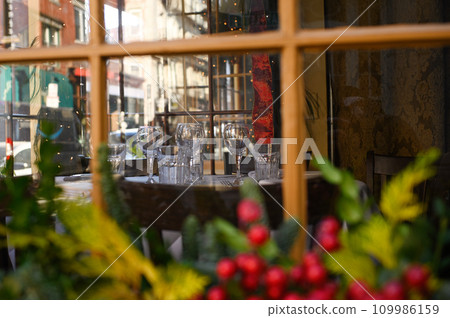 餐廳眼鏡和聖誕裝飾品 109986159