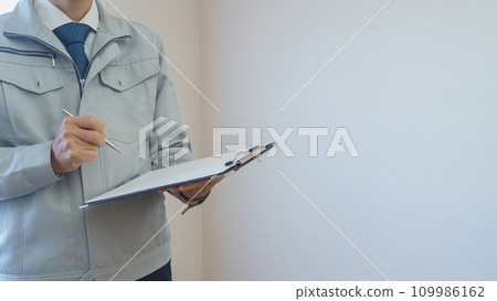 穿著工作服檢查公寓房間的男士 | 改造調查/估計圖像 109986162