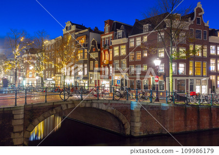 Amsterdam canal with dutch houses Amsterdam canal with dutch houses 109986179