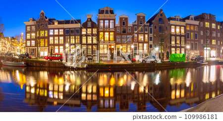Amsterdam canal with dutch houses Amsterdam canal with dutch houses 109986181