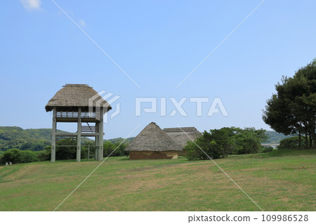Buildings at the Tsuji ruins in Iki Shimabara lined up under a clear blue sky Buildings at the Tsuji ruins in Iki Shimabara lined up under a clear blue sky 109986528