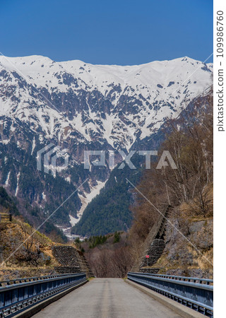 《奧飛驒絕景·春天》殘雪覆蓋的北阿爾卑斯山和北阿爾卑斯大橋 109986760