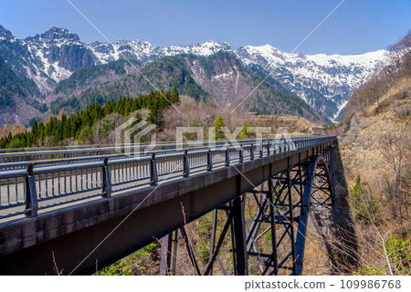 《奧飛驒絕景·春天》殘雪覆蓋的北阿爾卑斯山和北阿爾卑斯大橋 109986768