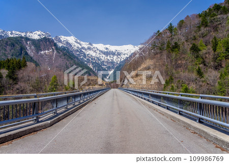 《奧飛驒絕景·春天》殘雪覆蓋的北阿爾卑斯山和北阿爾卑斯大橋 《奧飛驒絕景·春天》殘雪覆蓋的北阿爾卑斯山和北阿爾卑斯大橋 109986769