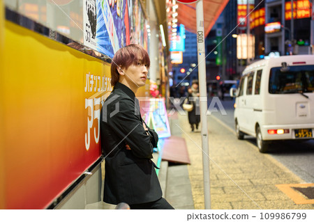 男子靠在牆上 109986799