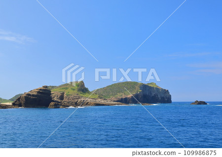 壹岐辰之島海岸線的景色，岩壁從藍色的大海中垂直升起。 109986875