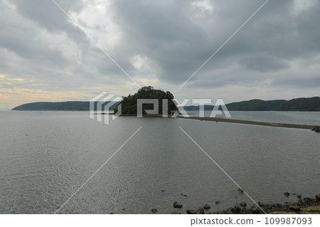 A view of Kojima Shrine on Iki Island, where the sea partes during low tide and the approach to the shrine appears. 109987093