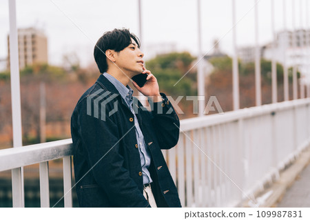 man calling on the bridge 109987831