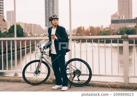 一位商人停下自行車休息一下 109989023