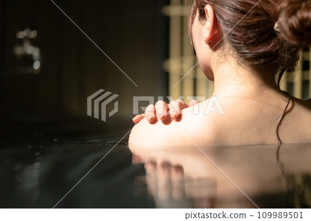A woman taking an open-air bath 109989501