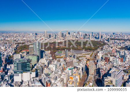 (東京)代代木公園的綠意與新宿的摩天大樓 (東京)代代木公園的綠意與新宿的摩天大樓 109990035