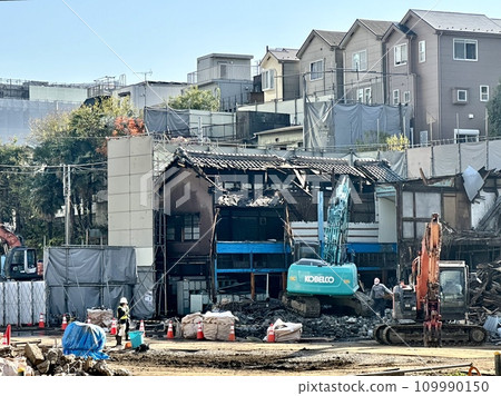 Urban redevelopment/demolition of wooden houses Urban redevelopment/demolition of wooden houses 109990150
