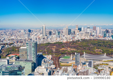 (東京)代代木公園的綠意與新宿的摩天大樓 (東京)代代木公園的綠意與新宿的摩天大樓 109990180
