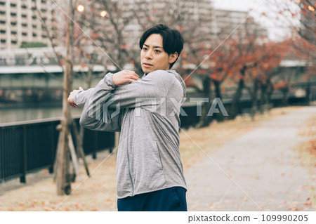 A man stretching 109990205
