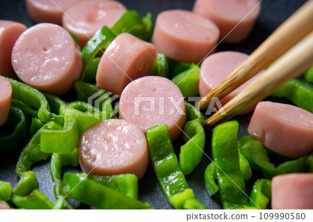 魚腸和青椒在煎鍋裡炒的烹飪場景。 魚腸和青椒在煎鍋裡炒的烹飪場景。 109990580