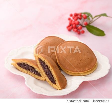 Dorayaki 109990644
