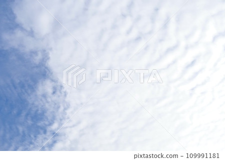 Blue sky with wavy clouds Blue sky with wavy clouds 109991181