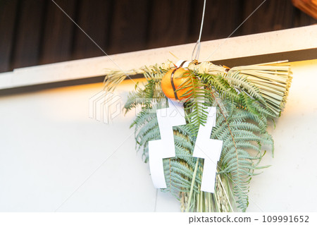 New Year's decorations on the eaves of my parents' house in the countryside New Year's decorations on the eaves of my parents' house in the countryside 109991652