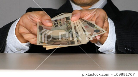 businessman with banknotes 109991707