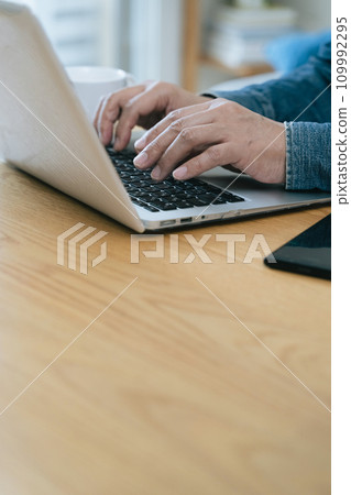 中年男子在家操作電腦 109992295