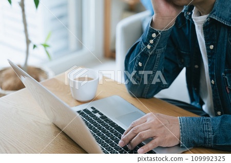 中年男子在家操作電腦 中年男子在家操作電腦 109992325