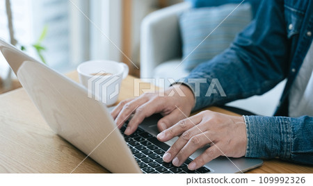 中年男子在家操作電腦 中年男子在家操作電腦 109992326