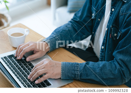 中年男子在家操作電腦 中年男子在家操作電腦 109992328