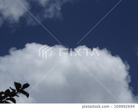 Blue sky and white clouds at Inage Seaside Park beach Blue sky and white clouds at Inage Seaside Park beach 109992694