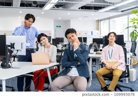 擔心的辦公室工作人員 擔心的辦公室工作人員 109993076