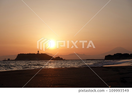 江之島的夜景與富士山的剪影 江之島的夜景與富士山的剪影 109993549