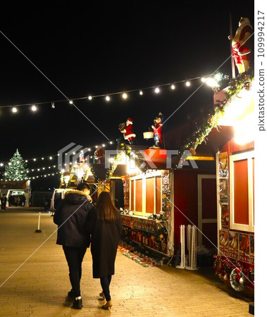 enjoy the christmas market 109994217