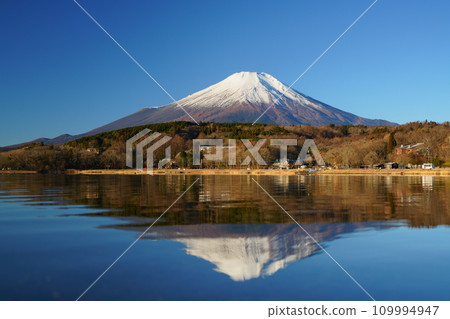 清晨,倒映在山中湖的富士山 清晨,倒映在山中湖的富士山 109994947