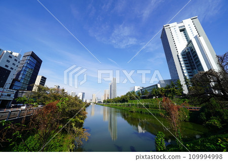 Tokyo outer moat Ushigome moat and surrounding scenery Tokyo outer moat Ushigome moat and surrounding scenery 109994998