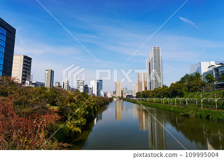 Tokyo outer moat Ushigome moat and surrounding scenery Tokyo outer moat Ushigome moat and surrounding scenery 109995004