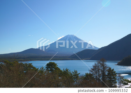 本栖湖和富士山 本栖湖和富士山 109995332